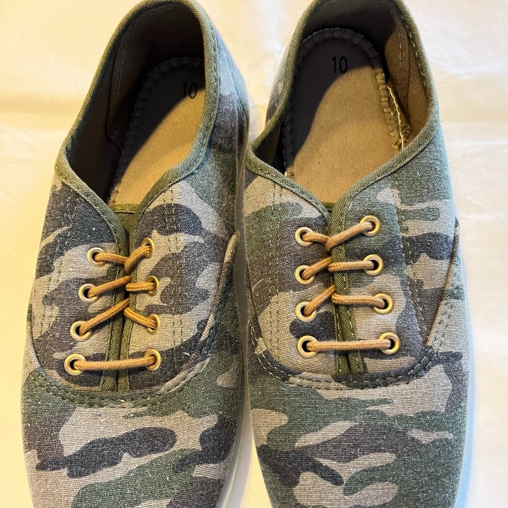 NEW Women's Time and Tru camo/camouflage sneakers/tennis shoes - size 10